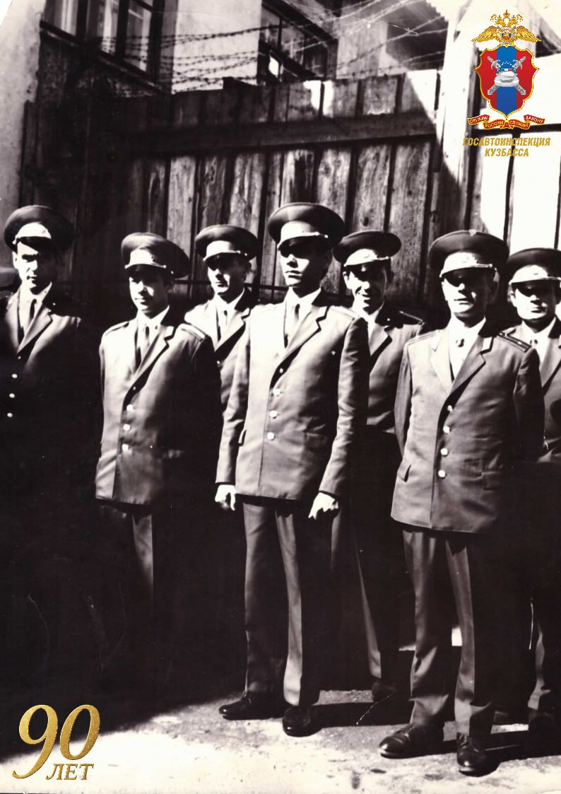 «. ». 1975 год.. Личный состав отдела ГАИ УВД Кемеровского облисполкома на строевом смотре, во дворе здания областного УВД по адресу проспект Советский, 48 (ныне Музей изобразительных искусств)