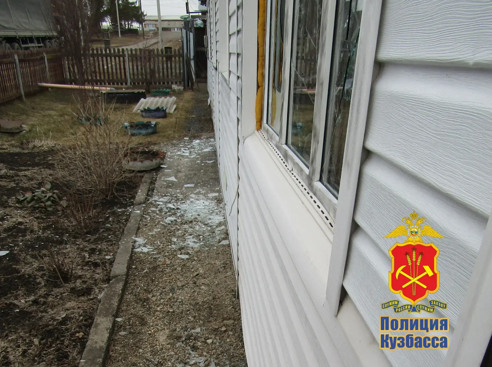 В Тисуле сотрудники полиции задержали местного жителя, который разбил окна в соседском доме В Тисуле сотрудники полиции задержали местного жителя, который разбил окна в соседском доме