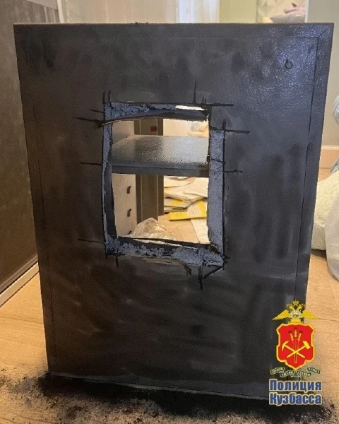 Оставила ключи под ковриком у двери: мошенники "убедили" кемеровскую школьницу рассказать им о домашнем сейфе, а после похитили из него 1 млн рублей