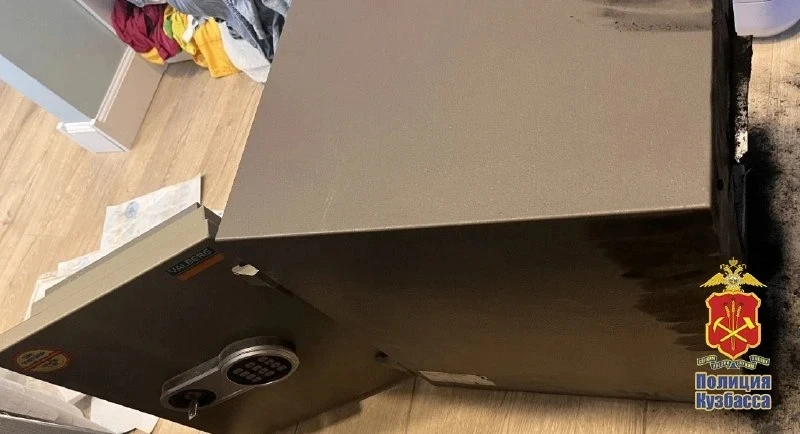 Оставила ключи под ковриком у двери: мошенники "убедили" кемеровскую школьницу рассказать им о домашнем сейфе, а после похитили из него 1 млн рублей Оставила ключи под ковриком у двери: мошенники "убедили" кемеровскую школьницу рассказать им о домашнем сейфе, а после похитили из него 1 млн рублей