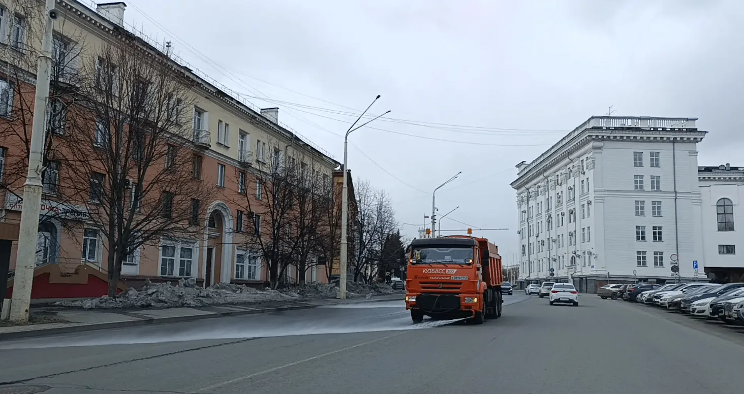 Сегодня ночью дорожные службы выполнили обработку улиц города противогололедными материалами Сегодня ночью дорожные службы выполнили обработку улиц города противогололедными материалами