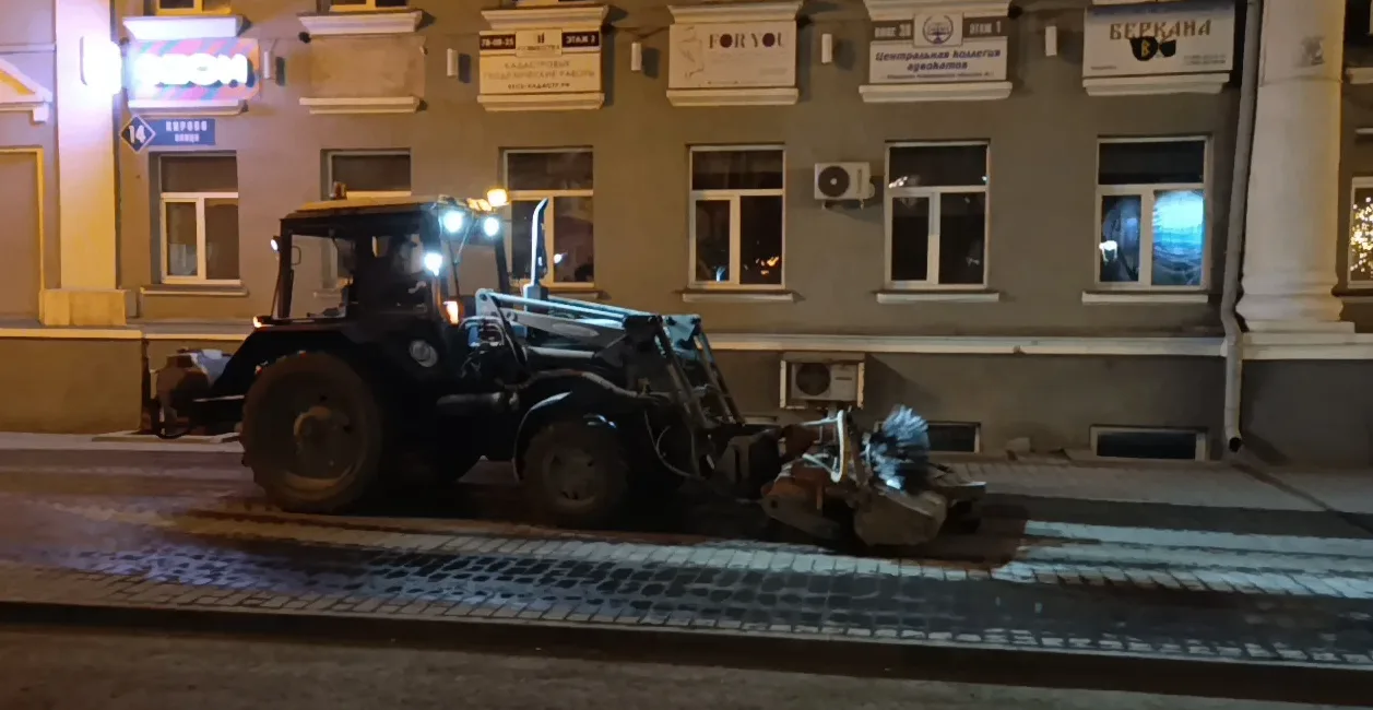 Сегодня ночью дорожные службы выполнили обработку улиц города противогололедными материалами Сегодня ночью дорожные службы выполнили обработку улиц города противогололедными материалами