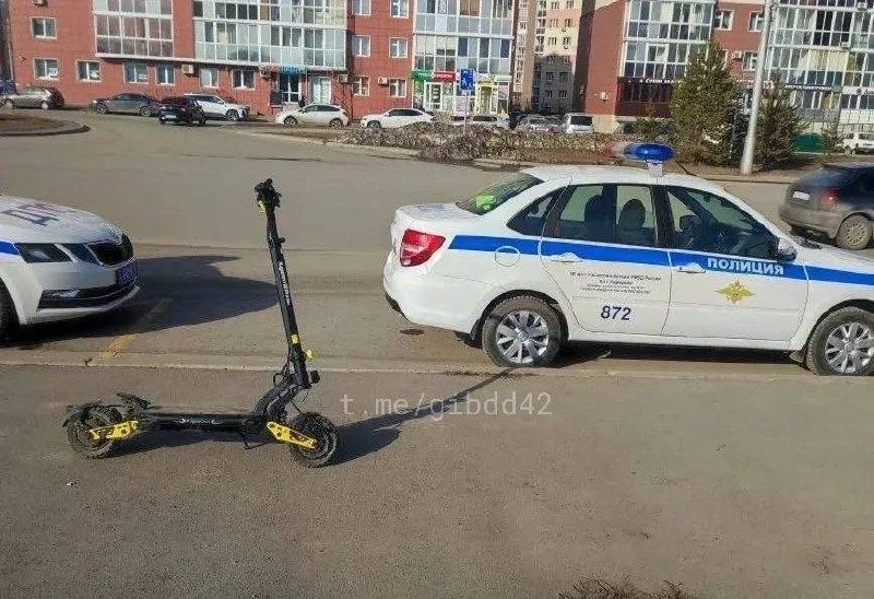 В Кемерове 13-летний подросток на электросамокате сбил 12-летнего мальчика на велосипеде