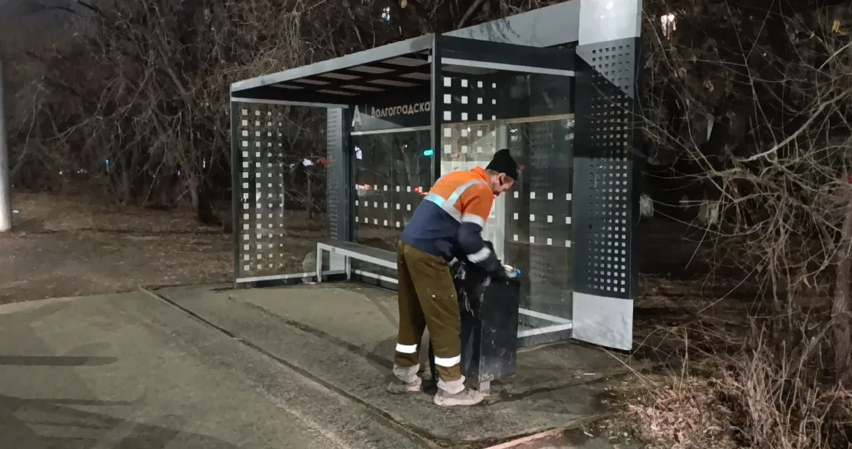 Сегодня ночью дорожные службы выполнили обработку улиц города противогололедными материалами Сегодня ночью дорожные службы выполнили обработку улиц города противогололедными материалами