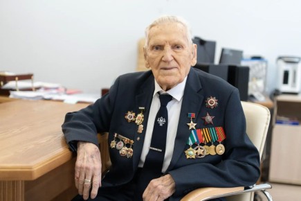 Сегодня поздравления с вековым юбилеем принимает Анатолий Михайлович Терехов