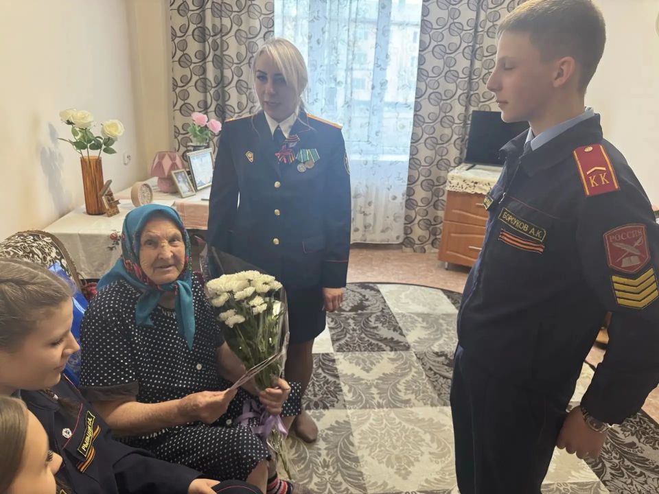 Сотрудники СУ СК России по Кемеровской области – Кузбассу организовали мастер-класс по изготовлению поздравительных открыток для тружеников тыла