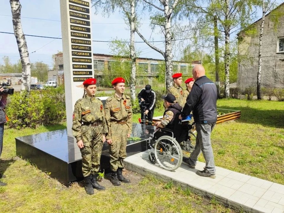 Работники городского электрического транспорта Новокузнецка возложили цветы в память о трамвайщиках, погибших в годы Великой Отечественной войны Работники городского электрического транспорта Новокузнецка возложили цветы в память о трамвайщиках, погибших в годы Великой Отечественной войны