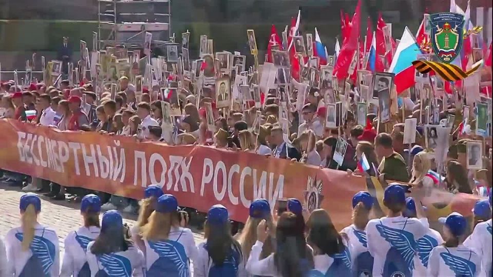 В преддверии 81-летней годовщины Победы в Великой Отечественной войне заместитель начальника отдела прокуратуры Кемеровской области - Кузбасса Рустам Хабибуллин читает стихотворение Татьяны Каширских «Бессмертный полк»