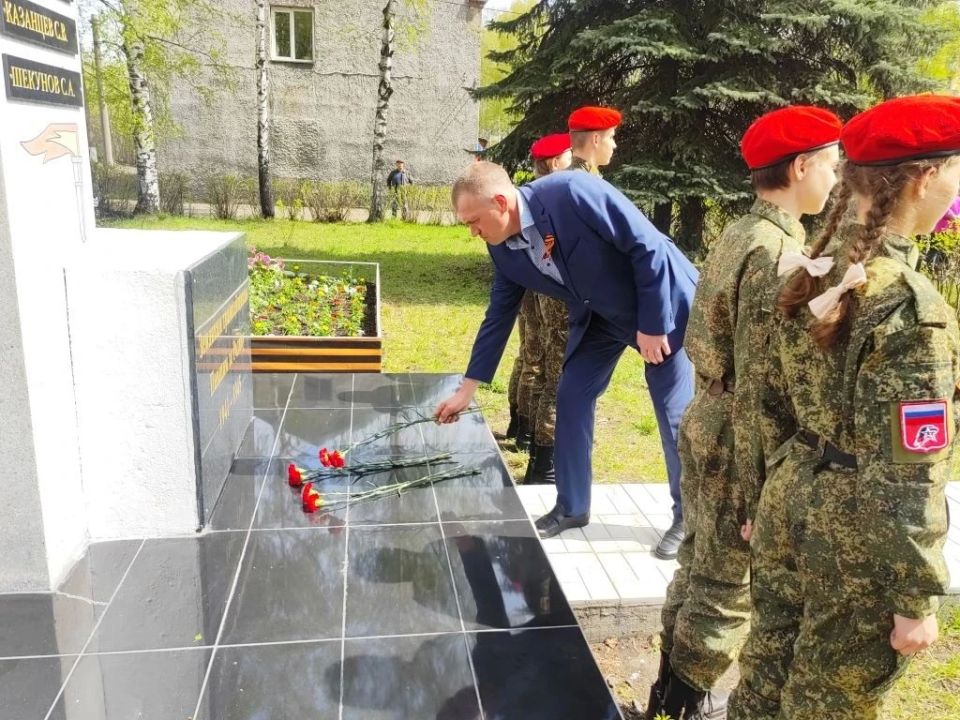 Работники городского электрического транспорта Новокузнецка возложили цветы в память о трамвайщиках, погибших в годы Великой Отечественной войны Работники городского электрического транспорта Новокузнецка возложили цветы в память о трамвайщиках, погибших в годы Великой Отечественной войны