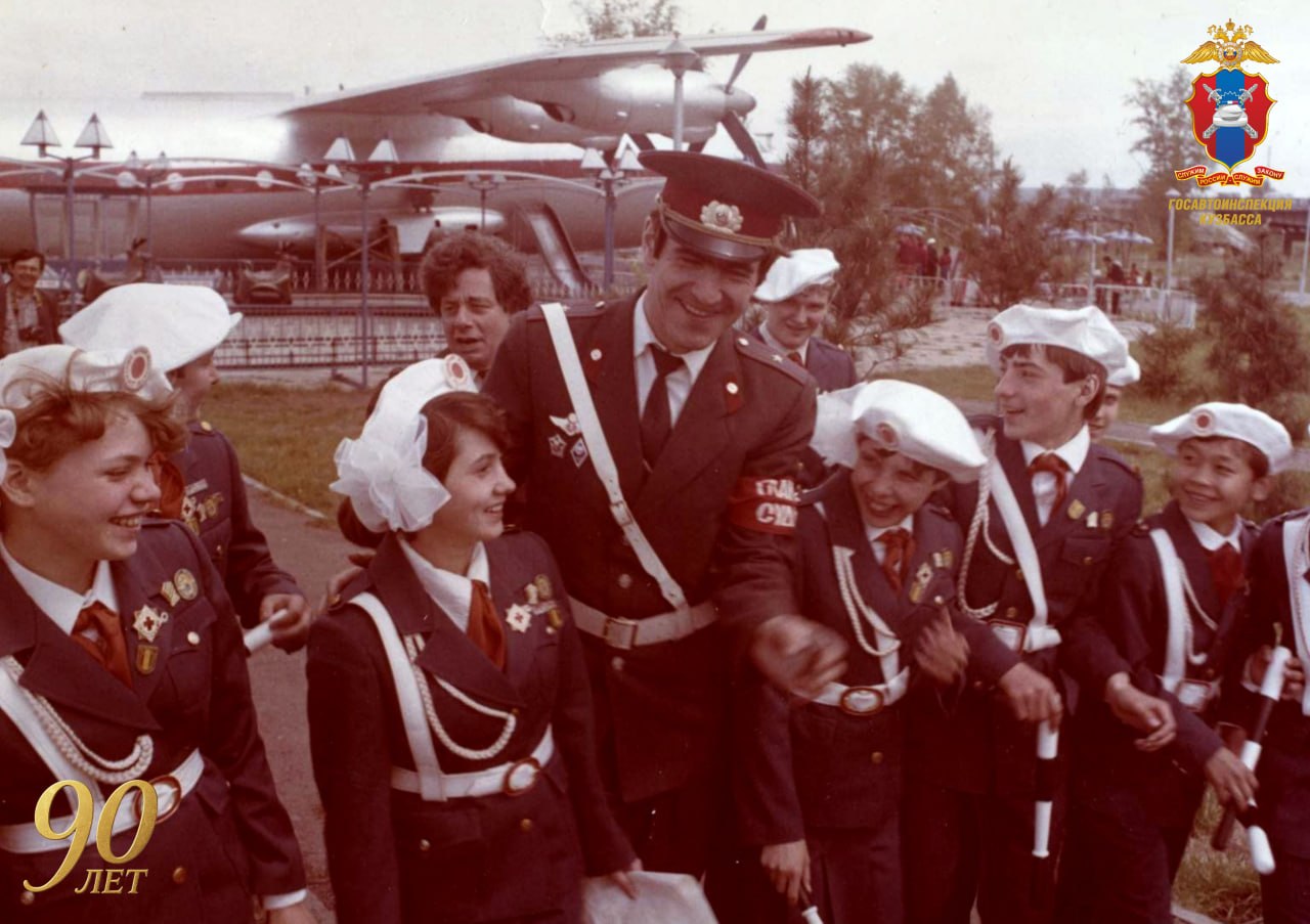 «. ». 1985 год.. Начальник отдела пропаганды безопасности дорожного движения областной ГАИ, майор милиции Филипченко С.И. с Юными Инспекторами Движения (ЮИД) – участниками областного слета «Безопасное колесо» в парке...