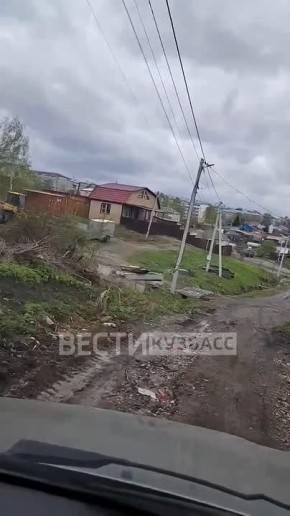"Острые куски бетона! Нужна хорошая резина, чтобы не проколоть колёса.....": в Тайге жители вынуждены сами ремонтировать дорогу по ул. Проектная