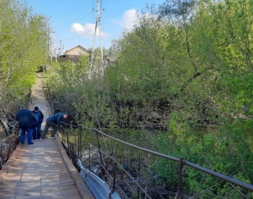 В Гурьевске из-за паводка пострадал подвесной пешеходный мост в районе улицы Державина