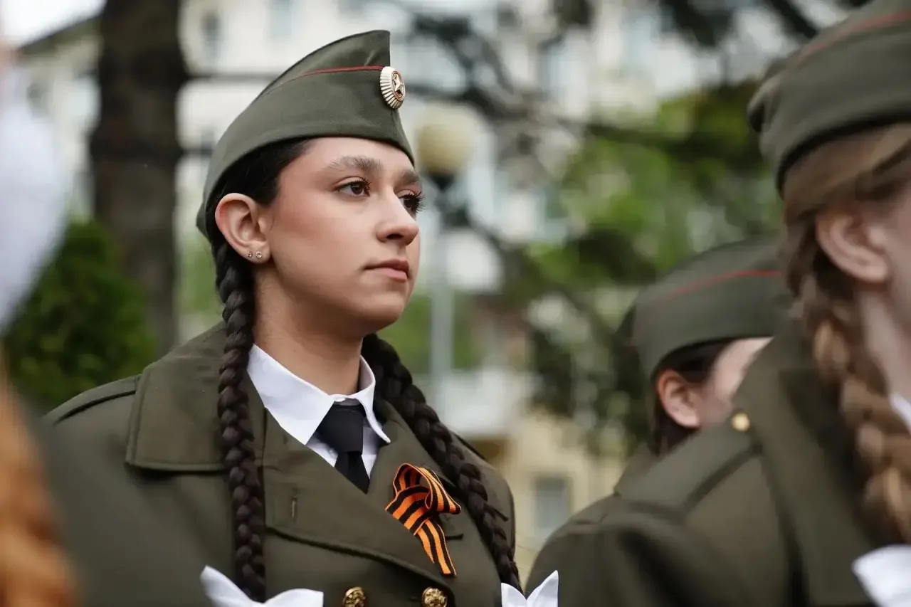 На Аллее Героев прошла церемония прощания юнармейцев со знаменем Поста №1 На Аллее Героев прошла церемония прощания юнармейцев со знаменем Поста №1