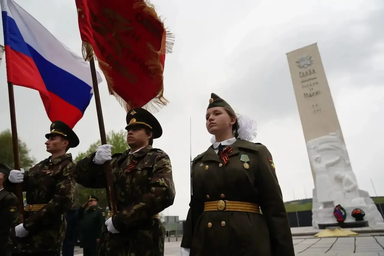 На Аллее Героев прошла церемония прощания юнармейцев со знаменем Поста №1 На Аллее Героев прошла церемония прощания юнармейцев со знаменем Поста №1