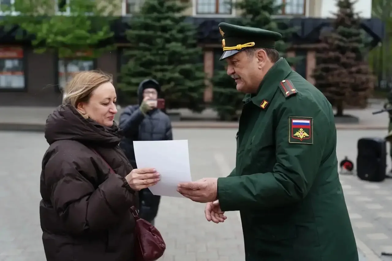 На Аллее Героев прошла церемония прощания юнармейцев со знаменем Поста №1 На Аллее Героев прошла церемония прощания юнармейцев со знаменем Поста №1