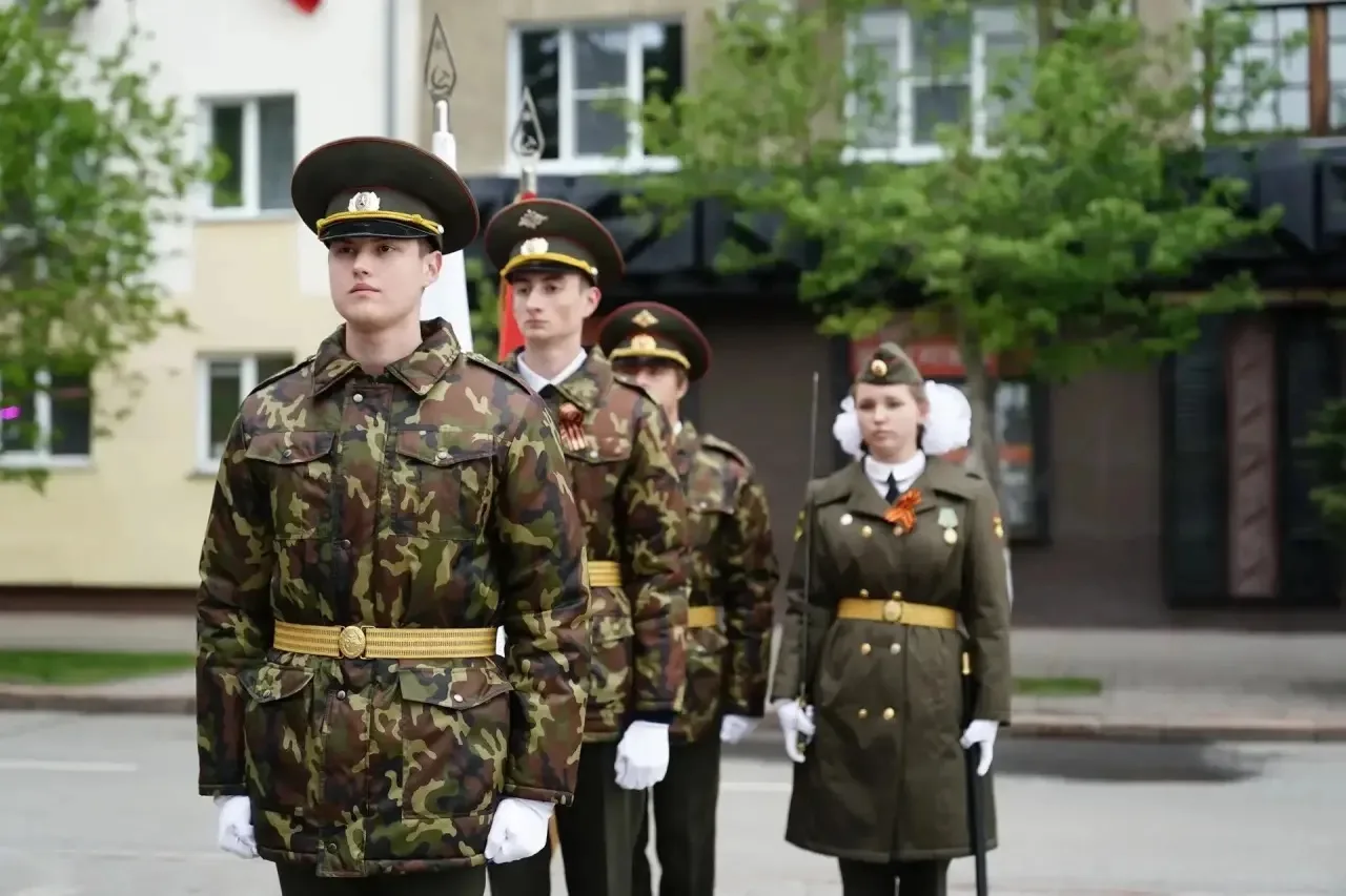 На Аллее Героев прошла церемония прощания юнармейцев со знаменем Поста №1 На Аллее Героев прошла церемония прощания юнармейцев со знаменем Поста №1