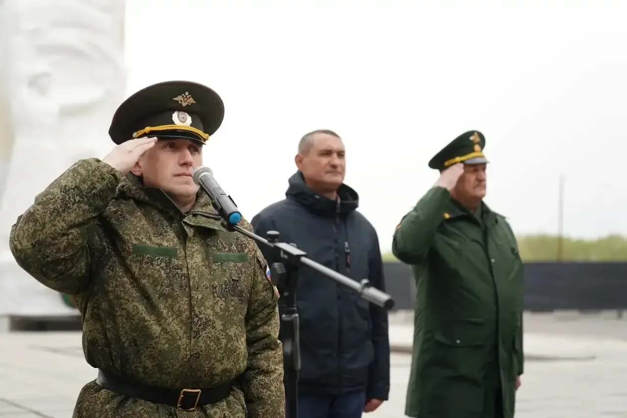 На Аллее Героев прошла церемония прощания юнармейцев со знаменем Поста №1 На Аллее Героев прошла церемония прощания юнармейцев со знаменем Поста №1