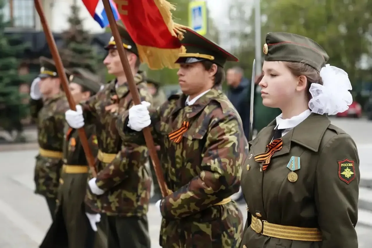 На Аллее Героев прошла церемония прощания юнармейцев со знаменем Поста №1 На Аллее Героев прошла церемония прощания юнармейцев со знаменем Поста №1