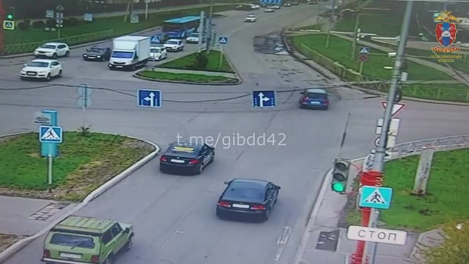 В Кемерове сотрудники Госавтоинспекции устанавливают обстоятельства ДТП, в котором травмированы два человека