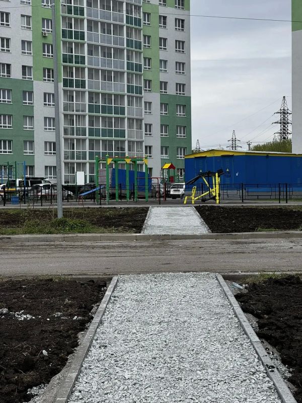 Продолжаются работы по благоустройству сквера Молодожёнов Продолжаются работы по благоустройству сквера Молодожёнов