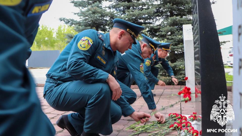 В Кузбассе почтили память огнеборцев, погибших 19 мая 1943 года при тушении пожара на заводе «Коммунар» (№319) В Кузбассе почтили память огнеборцев, погибших 19 мая 1943 года при тушении пожара на заводе «Коммунар» (№319)