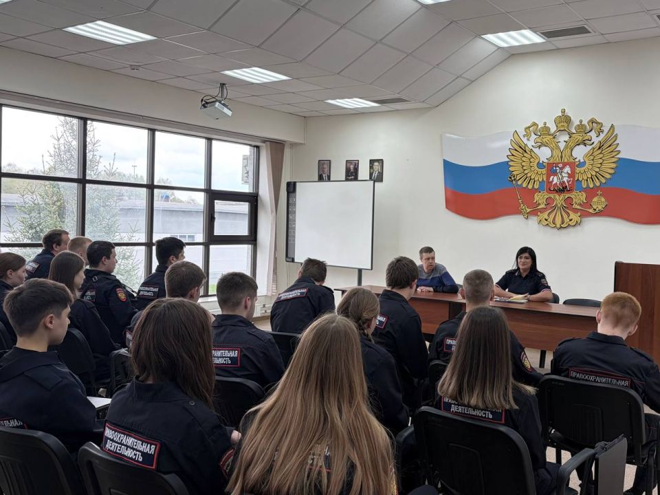 В Кемерове сотрудники Госавтоинспекции провели профориентационную экскурсию для будущих правоохранителей