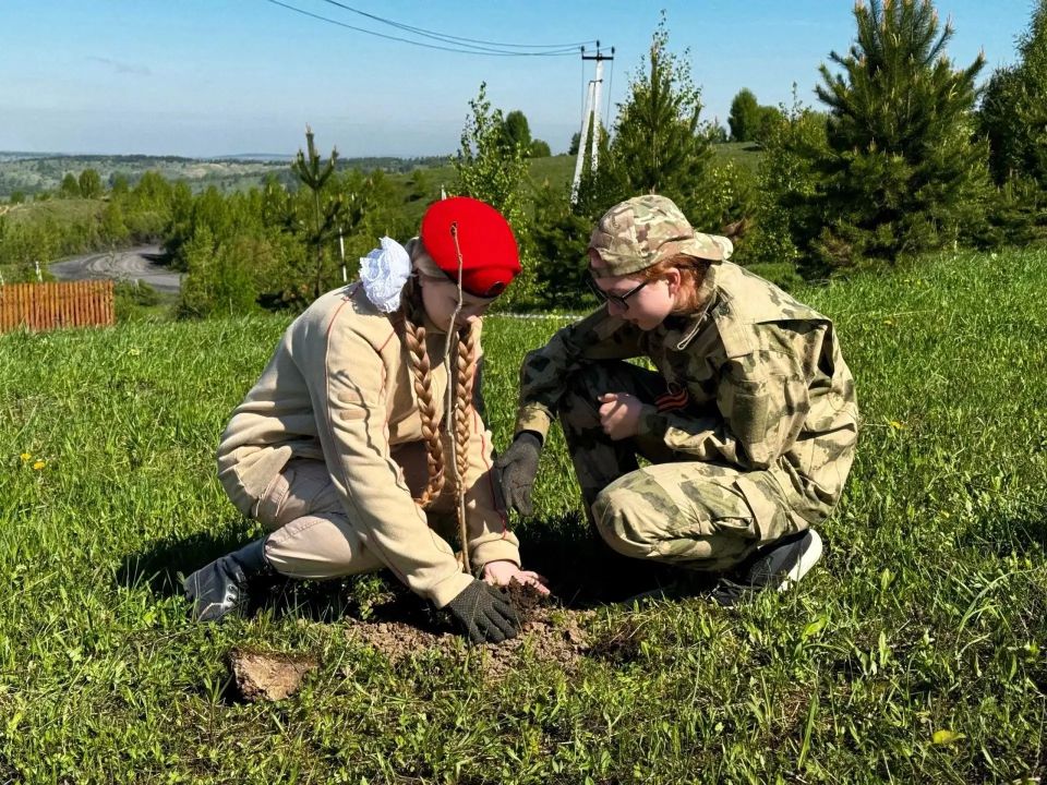 Кузбасские юнармейцы присоединились к международной акции «Сад Памяти» Кузбасские юнармейцы присоединились к международной акции «Сад Памяти»