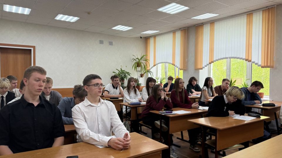 В преддверии летних школьных каникул сотрудники Госавтоинспекции города Осинники провели профилактические беседы с учащимися 10-11 классов Лицея № 36 В преддверии летних школьных каникул сотрудники Госавтоинспекции города Осинники провели профилактические беседы с учащимися 10-11 классов Лицея № 36