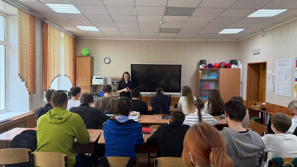 В преддверии летних школьных каникул сотрудники Госавтоинспекции города Осинники провели профилактические беседы с учащимися 10-11 классов Лицея № 36