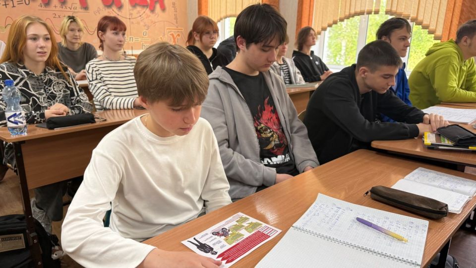В преддверии летних школьных каникул сотрудники Госавтоинспекции города Осинники провели профилактические беседы с учащимися 10-11 классов Лицея № 36 В преддверии летних школьных каникул сотрудники Госавтоинспекции города Осинники провели профилактические беседы с учащимися 10-11 классов Лицея № 36