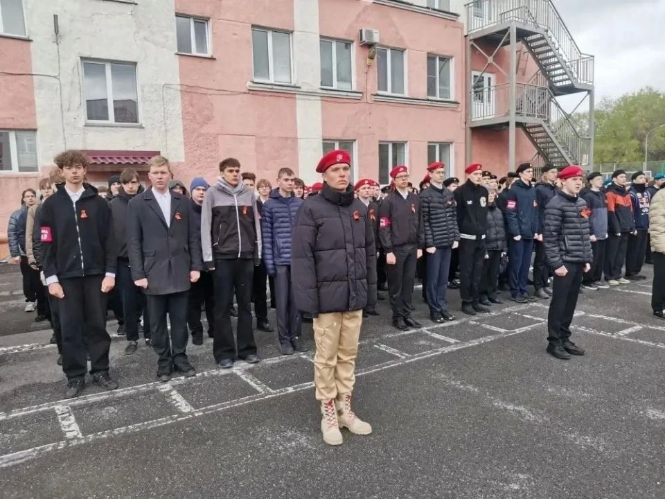 В Кемерове строевым смотром завершили традиционные учебные сборы для старшеклассников В Кемерове строевым смотром завершили традиционные учебные сборы для старшеклассников
