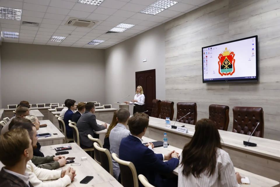 В рамках проекта «Школа молодого политика Кузбасса» состоялся семинар, на котором члены молодежного парламента Кузбасса изучили работу избирательной системы в регионе, а также познакомились с техниками ораторского мастерства В рамках проекта «Школа молодого политика Кузбасса» состоялся семинар, на котором члены молодежного парламента Кузбасса изучили работу избирательной системы в регионе, а также познакомились с техниками ораторского мастерства