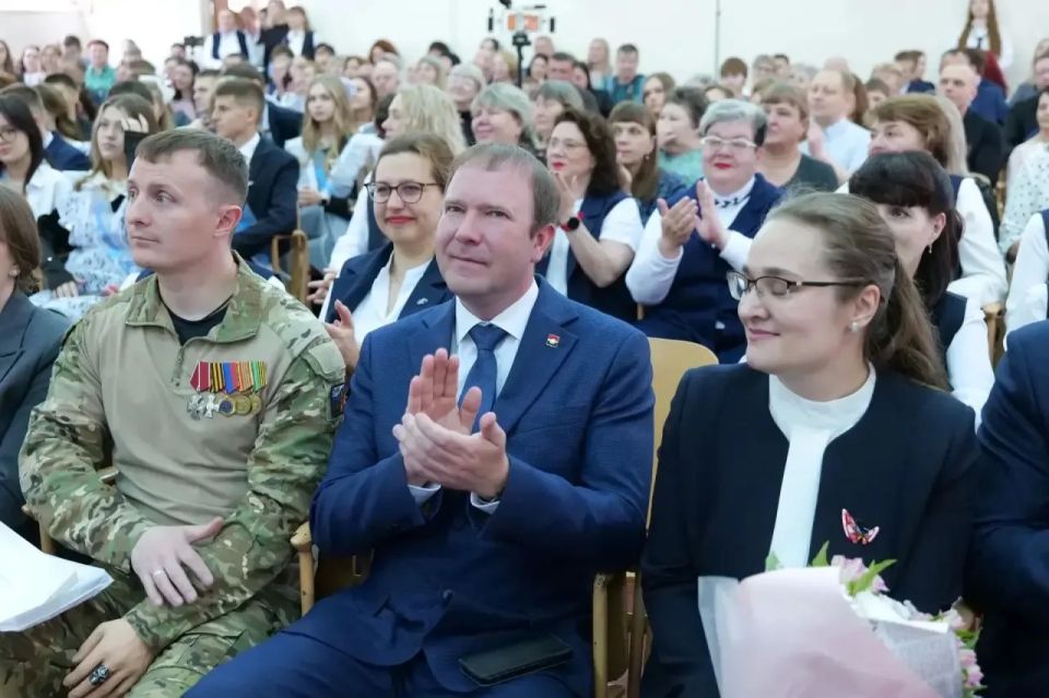 Последний звонок прозвучит сегодня для 9393 кемеровских выпускников Последний звонок прозвучит сегодня для 9393 кемеровских выпускников