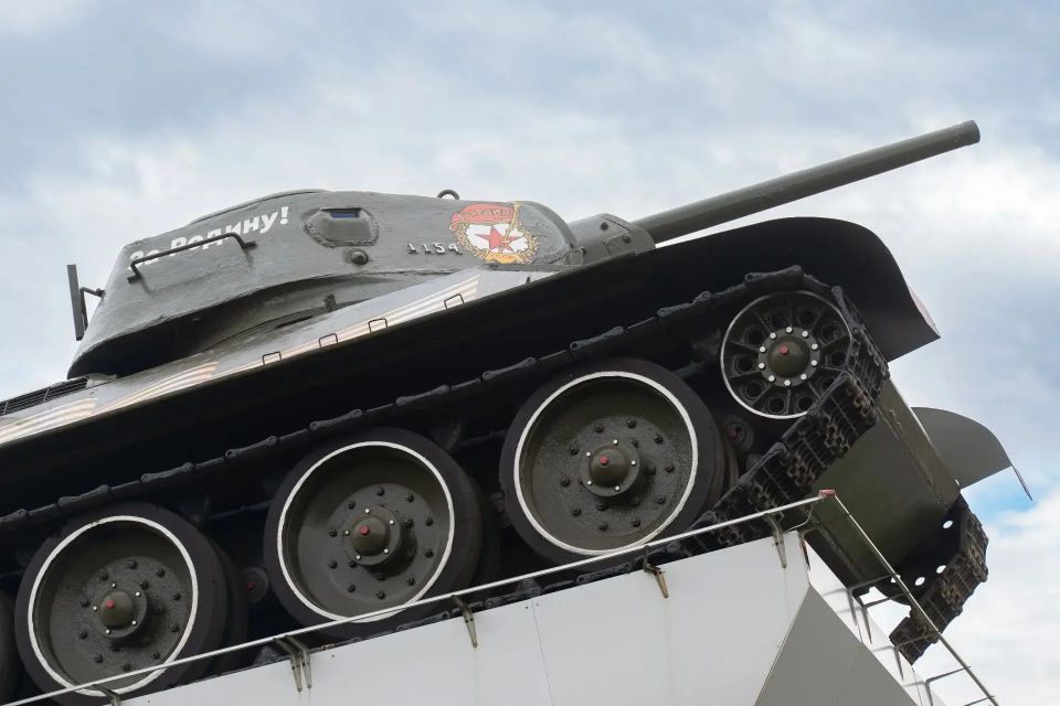 В Кемерове танк Т-34 вернулся на постамент В Кемерове танк Т-34 вернулся на постамент