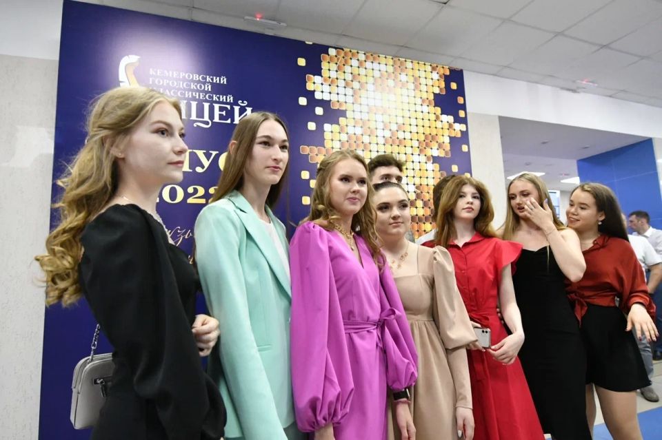 Сегодня по всему Кузбассу прозвенят «Последние звонки» Сегодня по всему Кузбассу прозвенят «Последние звонки»