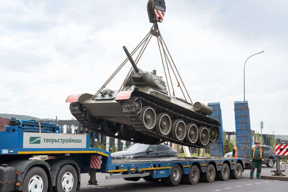 В Кемерове танк Т-34 вернулся на постамент В Кемерове танк Т-34 вернулся на постамент