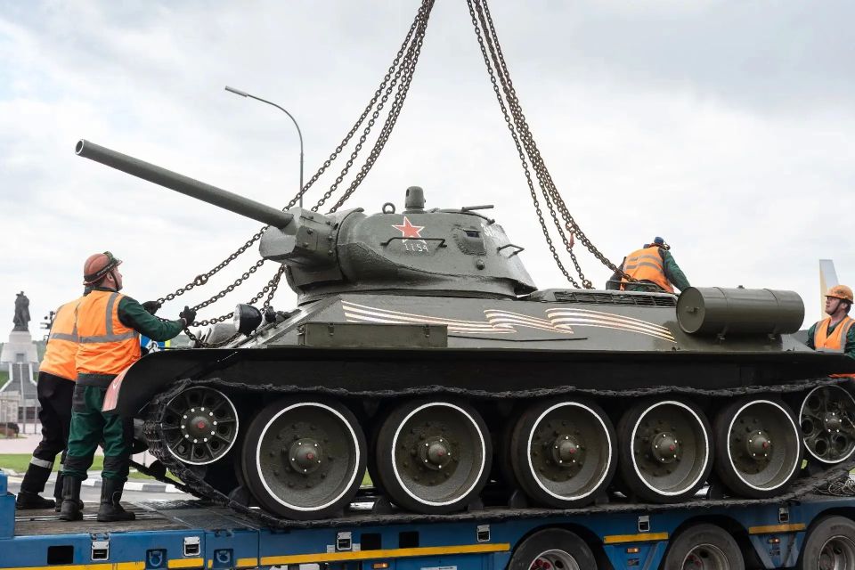 В Кемерове танк Т-34 вернулся на постамент В Кемерове танк Т-34 вернулся на постамент