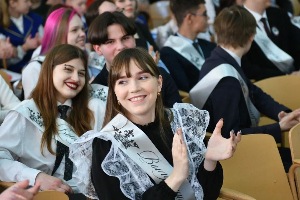 Сегодня по всему Кузбассу прозвенят «Последние звонки» Сегодня по всему Кузбассу прозвенят «Последние звонки»