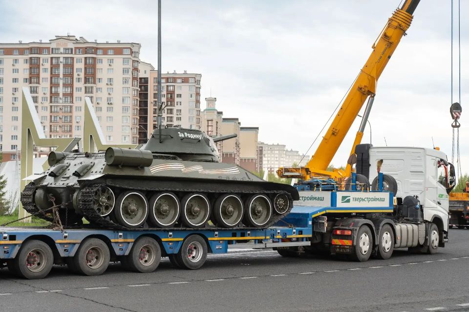 В Кемерове танк Т-34 вернулся на постамент В Кемерове танк Т-34 вернулся на постамент