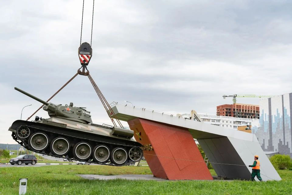 В Кемерове танк Т-34 вернулся на постамент В Кемерове танк Т-34 вернулся на постамент