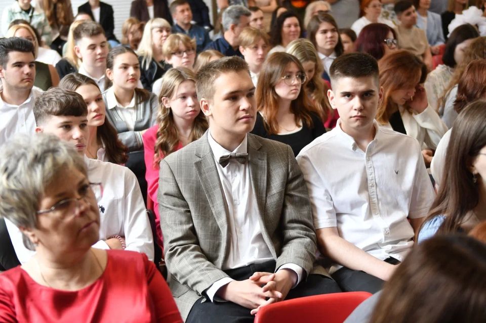 Сегодня по всему Кузбассу прозвенят «Последние звонки» Сегодня по всему Кузбассу прозвенят «Последние звонки»