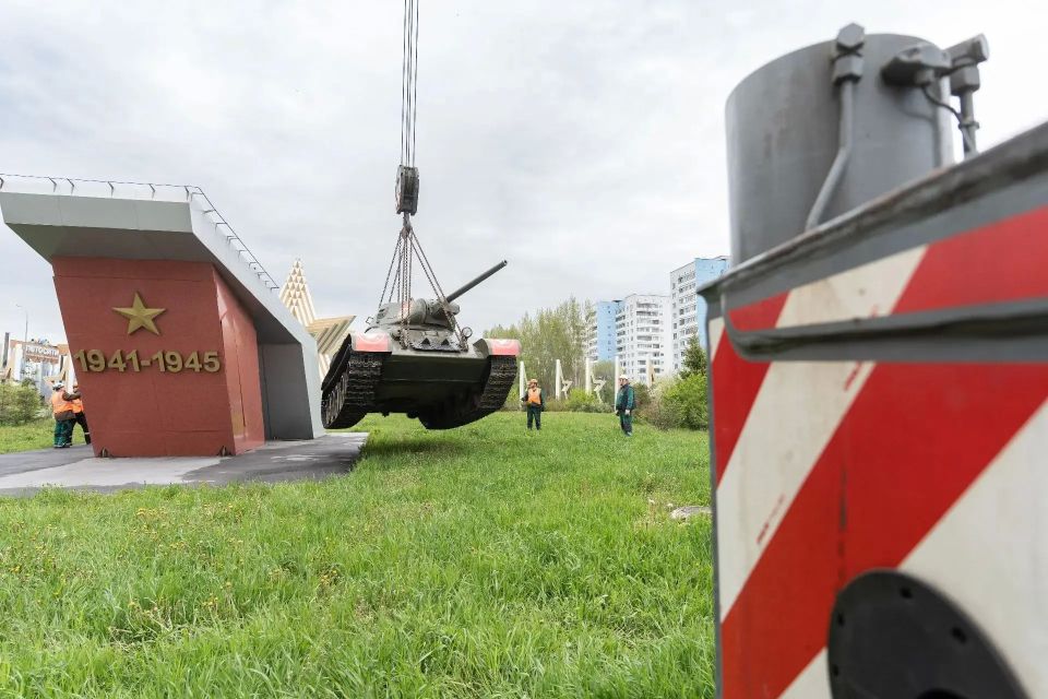 В Кемерове танк Т-34 вернулся на постамент В Кемерове танк Т-34 вернулся на постамент