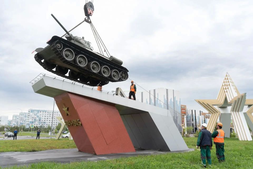 В Кемерове танк Т-34 вернулся на постамент В Кемерове танк Т-34 вернулся на постамент