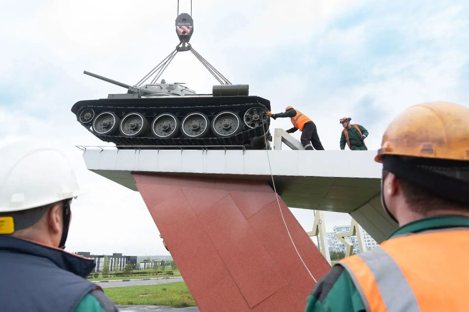 В Кемерове танк Т-34 вернулся на постамент В Кемерове танк Т-34 вернулся на постамент