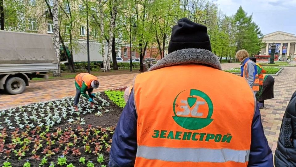 Яркие цветочные композиции уже радуют жителей и гостей города Кемерово Яркие цветочные композиции уже радуют жителей и гостей города Кемерово