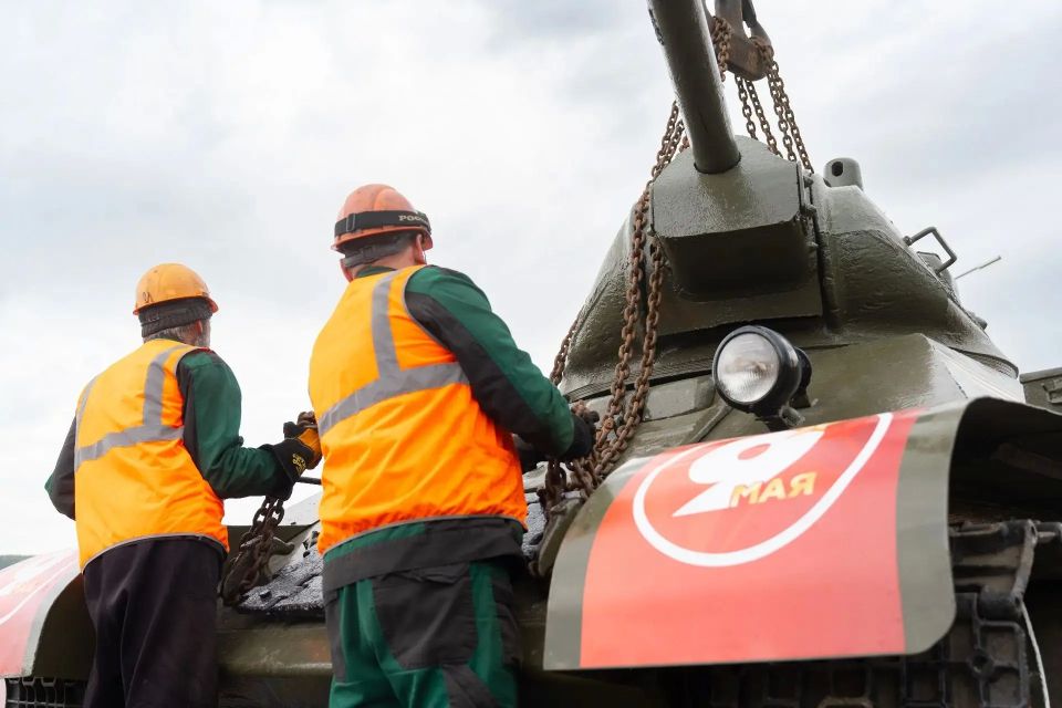 В Кемерове танк Т-34 вернулся на постамент В Кемерове танк Т-34 вернулся на постамент