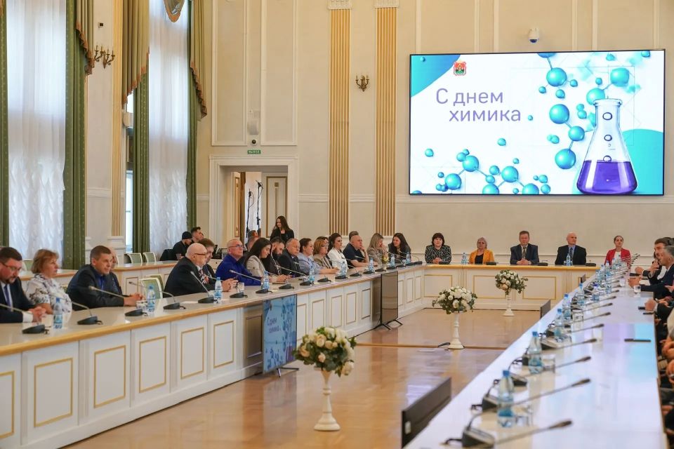 Илья Середюк: В преддверии Дня химика поздравил работников отрасли с профессиональным праздником Илья Середюк: В преддверии Дня химика поздравил работников отрасли с профессиональным праздником