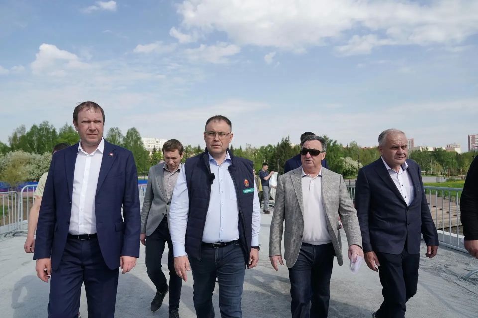 Дмитрий Анисимов: Сегодня вместе с губернатором Кузбасса Ильёй Владимировичем Середюком осмотрели ряд объектов, которые создаются на берегах Искитимки – вблизи строящегося музейного и тетрально-образовательного комплекса Дмитрий Анисимов: Сегодня вместе с губернатором Кузбасса Ильёй Владимировичем Середюком осмотрели ряд объектов, которые создаются на берегах Искитимки – вблизи строящегося музейного и тетрально-образовательного комплекса
