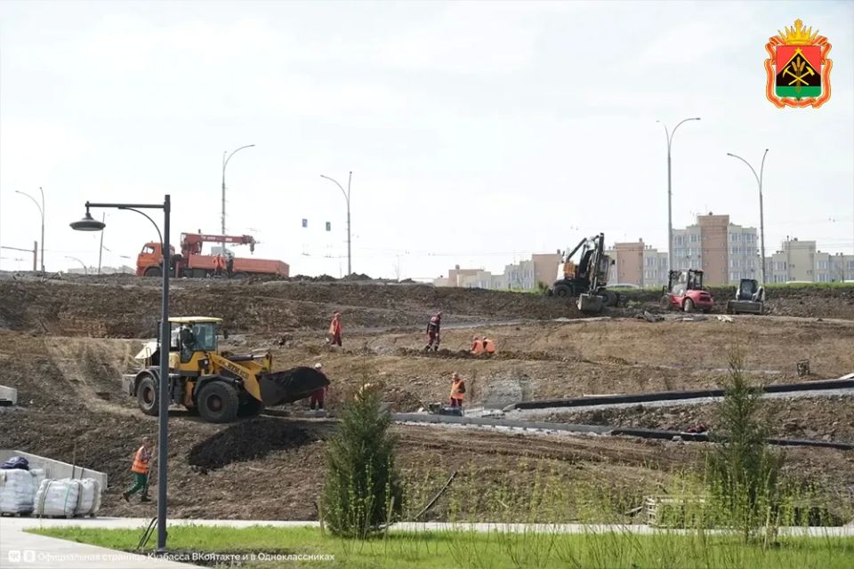 Губернатор Кузбасса Илья Середюк оценил состояние нового пешеходного моста через Искитимку и других объектов благоустройства в Кемерово