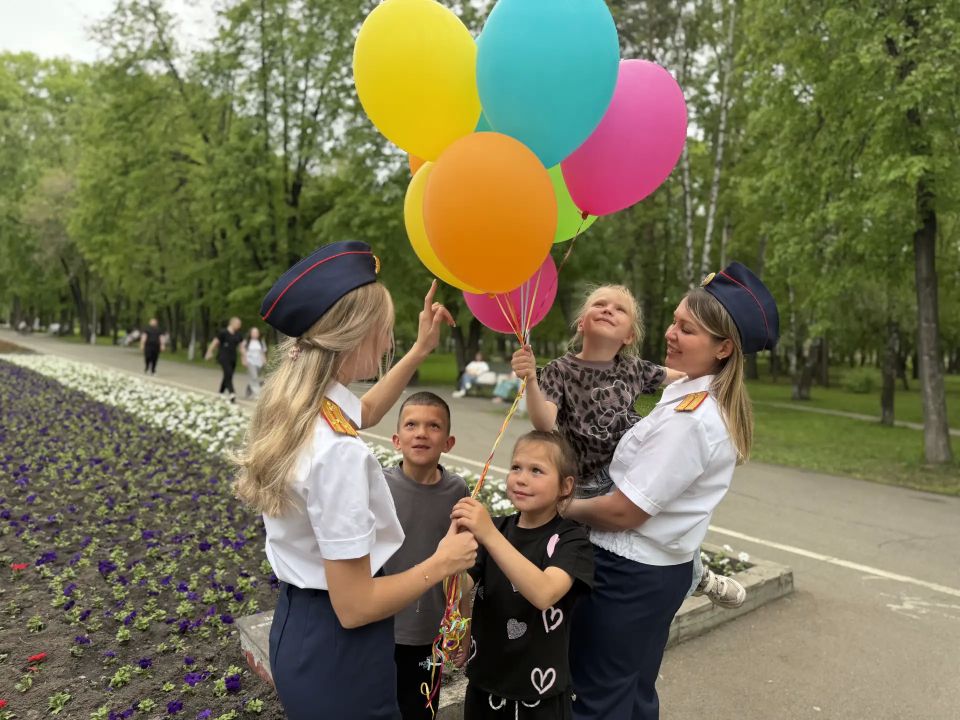 В преддверии Дня защиты детей сотрудники ведомства организовали праздник для детей из многодетной семьи В преддверии Дня защиты детей сотрудники ведомства организовали праздник для детей из многодетной семьи
